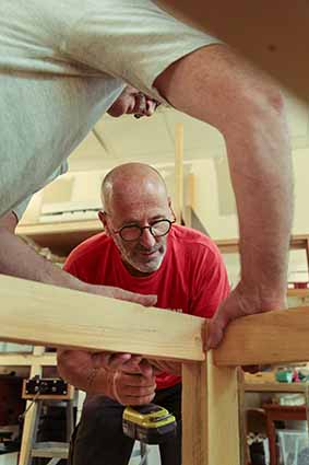 deux bénévoles de la ressourcerie construisent une étagère