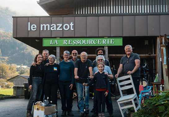 l'equipe de la ressourcerie du beaufortain pose davant le bâtiment