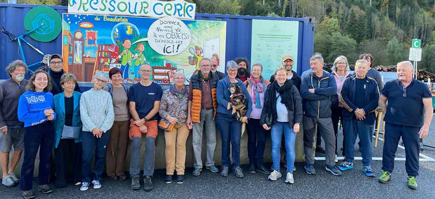 l'équipe de la ressourcerie pose devant la fresque