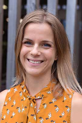 une bénévole pose devant la ressourcerie