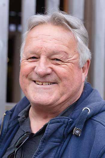 un bénévole pose devant la ressourcerie