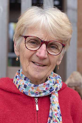 une bénévole pose devant la ressourcerie