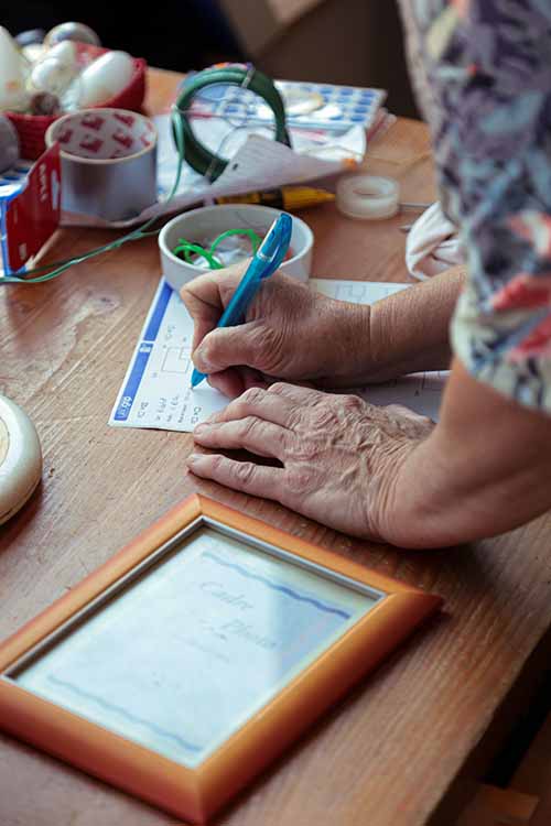 une bénévole reçoit un don à la ressourcerie